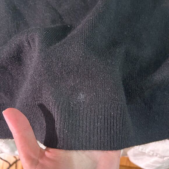 Everlane 100% The Cashmere Black V-Neck Sweater Size Medium - Picture 7 of 7